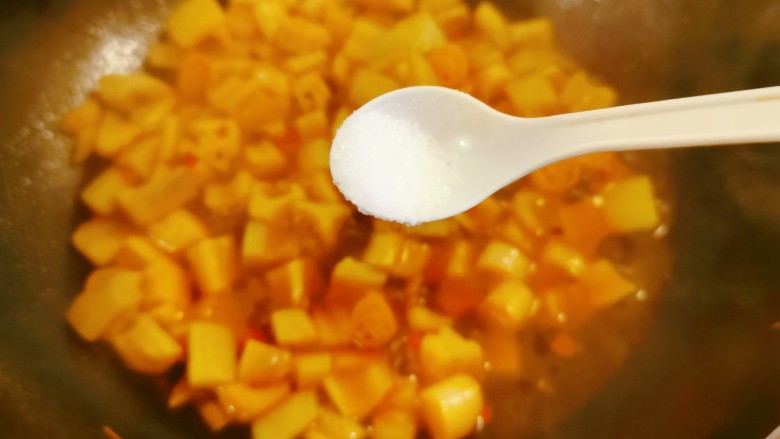 泡椒藕丁,按照自己口味添加适量盐。