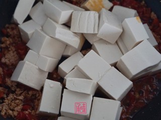 麻辣豆腐，配饭盖饭你都可！,7、翻炒出香味后，加入切好的豆腐。