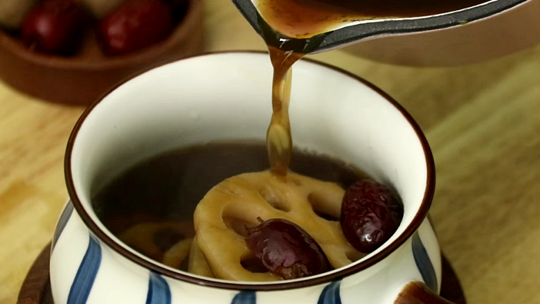 红枣莲藕汤,出锅撒一些桂花糖蜜，倒入小碗中