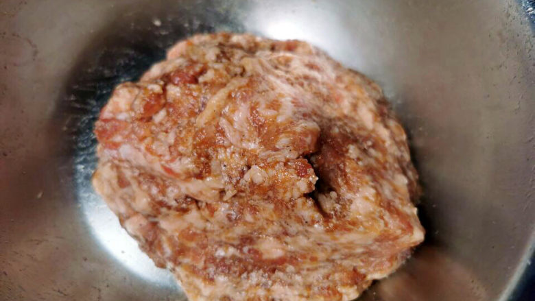 豆腐肉丸子,腌料加入肉馅中拌匀
