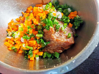 豆腐肉丸子,加入红萝卜丁与葱花