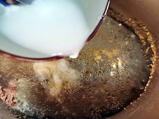豆腐肉丸子,倒出蒸出的汤汁，用水淀粉勾芡