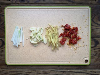 干煎带鱼,葱姜切丝，蒜切片，干辣椒切段备用。