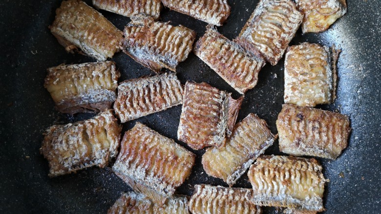 干煎带鱼,刚下锅时候不要急于翻动，待一面煎到金黄稍微变硬后再翻动，不然鱼肉容易破。