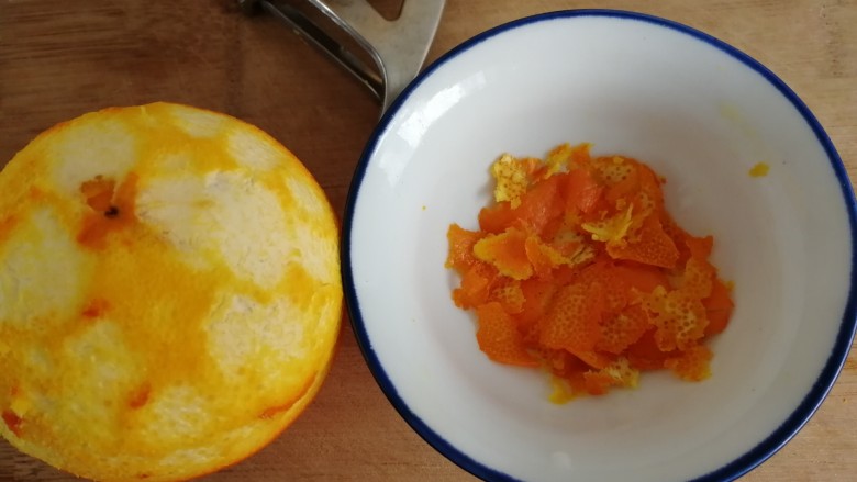 橙子蛋糕,削下薄薄的橙皮。