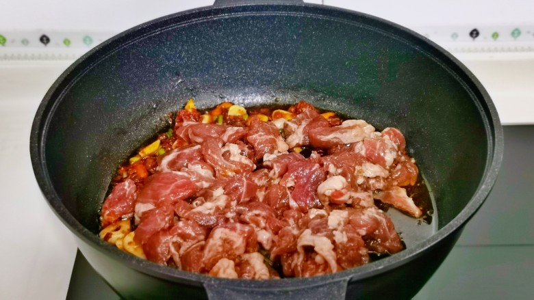 孜然肉片,加入腌制好的梅花肉，翻炒至变色。