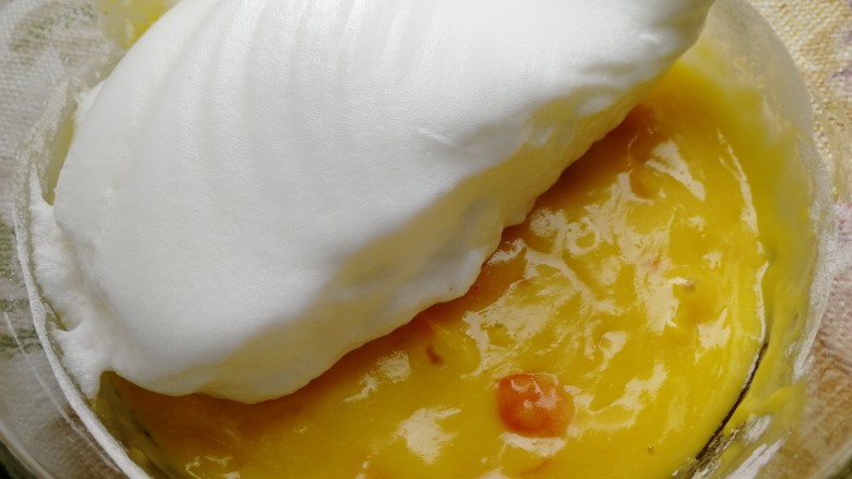 橙子蛋糕,取三分之一蛋白加入蛋黄糊里。