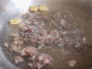 番茄牛肉面,锅内倒入料酒和三四千姜片，水开后放入牛肉，汆一下去处血水和浮沫。捞出冲洗干净