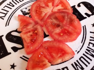 番茄牛肉面,剩下的半个番茄切成薄片，形状随意。