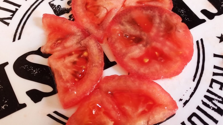 番茄牛肉面,剩下的半个番茄切成薄片，形状随意。