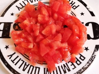 番茄牛肉面,取一个半的番茄切成小丁