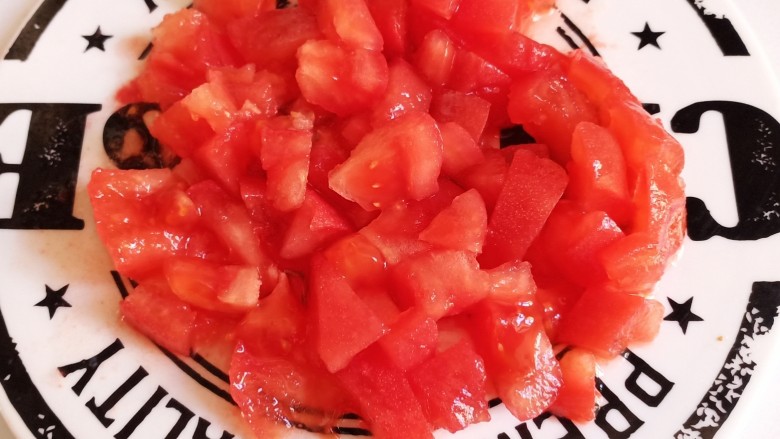 番茄牛肉面,取一个半的番茄切成小丁