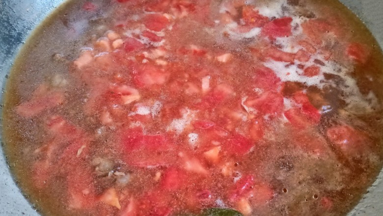 番茄牛肉面,把切好的番茄丁倒入锅中，和牛肉接着一起煮。大概煮个十分钟。最后出锅前倒一点醋。盛出备用