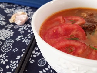 番茄牛肉面,一碗超级美味浓郁的番茄牛肉面就完成了。