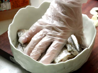 剁椒带鱼,拌匀腌制15分钟