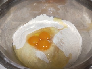酸奶面包,面粉打入鸡蛋。