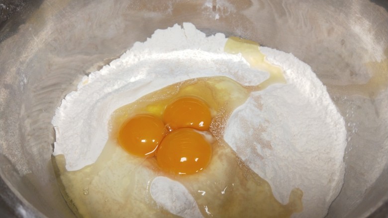 酸奶面包,面粉打入鸡蛋。