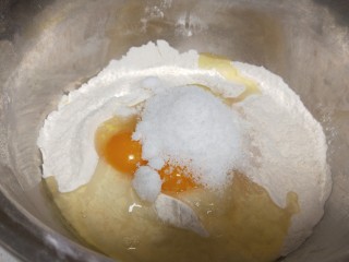 酸奶面包,加白糖酵母，盐，酸奶，用牛奶合成面团。