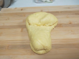 酸奶面包,发起来的面团要推拉式揉面。
