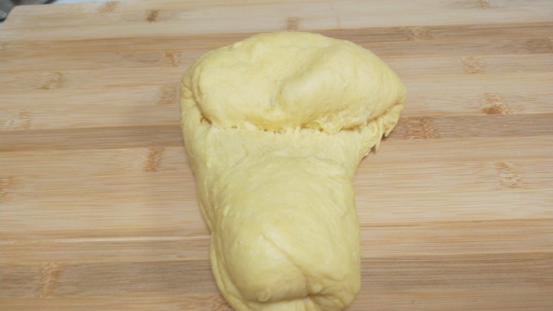 酸奶面包,发起来的面团要推拉式揉面。