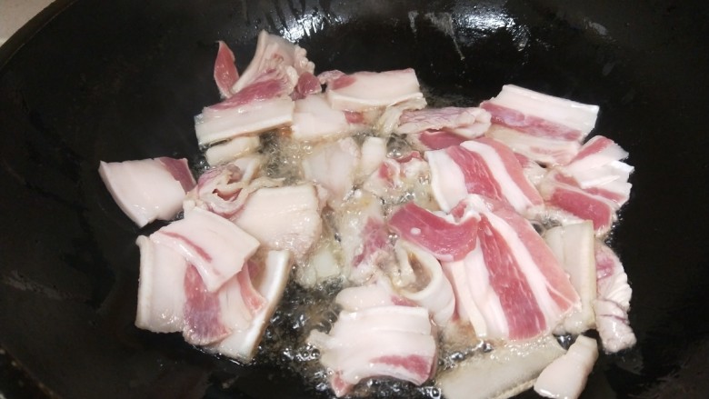 洋葱炒肉片,锅中倒入适量油炒肉片。