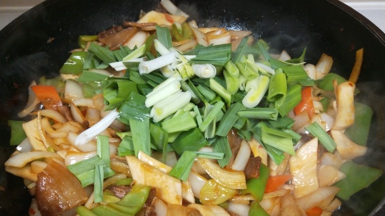 洋葱炒肉片,加入蒜苗炒均匀即可出锅。