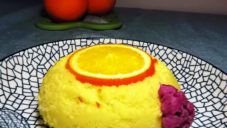 橙子蛋糕,放凉后取出，倒扣出来就可以看到橙子，也闻着淡淡的清香