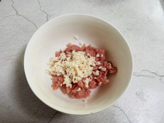 豆腐肉丸子,猪肉泥和莲藕碎放入碗中