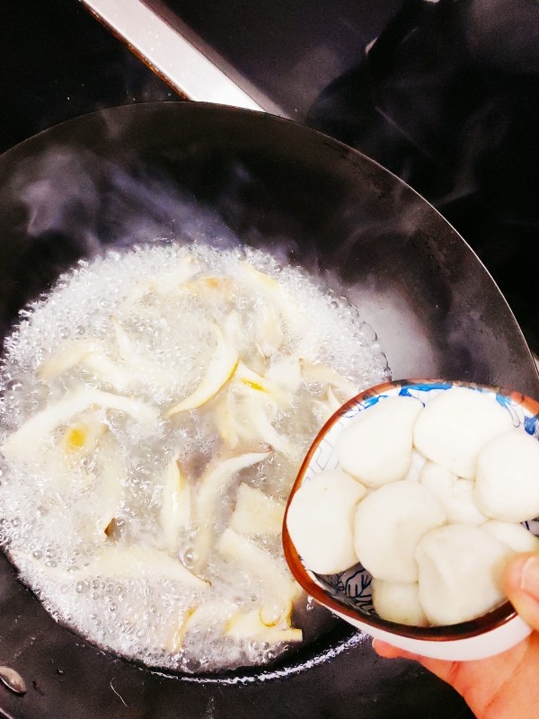 菠菜鱼丸汤,煮开后倒入鱼丸
