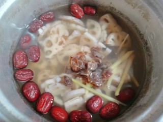红枣莲藕汤,再把它放入锅里