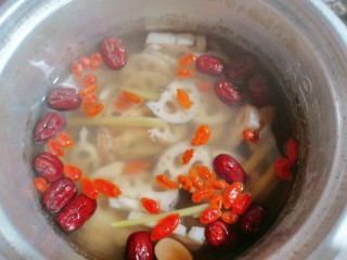 红枣莲藕汤,水煮开后加入枸杞子