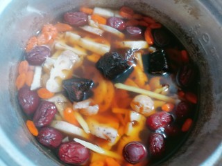 红枣莲藕汤,最后加入红糖块