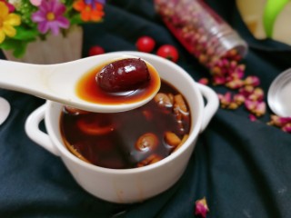 红枣莲藕汤,把它搅拌均匀直至完全融化，红枣莲藕汤就做好了