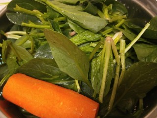 麻酱菠菜,掐成小段，胡萝卜去皮。