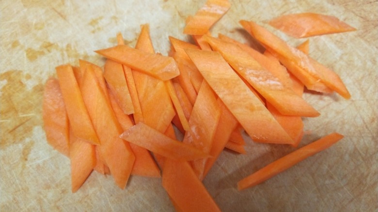麻酱菠菜,胡萝卜切成片。