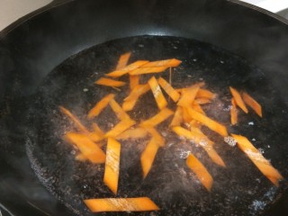 麻酱菠菜,锅中倒入适量水烧开倒入胡萝卜片。