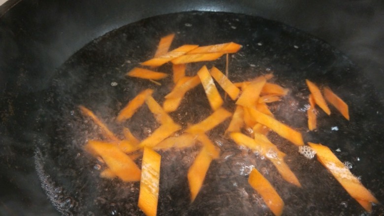 麻酱菠菜,锅中倒入适量水烧开倒入胡萝卜片。