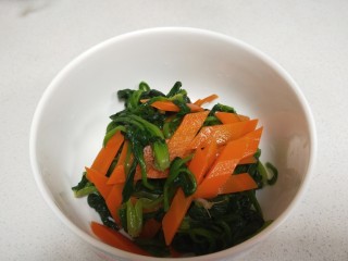 麻酱菠菜,控水分放入碗中。