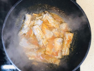 剁椒带鱼,翻拌均匀，中火炖煮一会儿