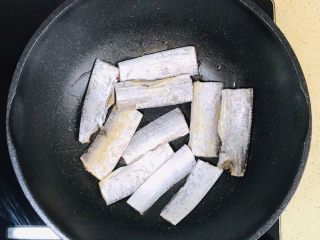 剁椒带鱼,将带鱼整齐地摆放在锅里