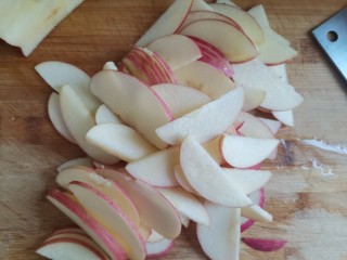 全麦苹果千层蛋糕（低卡减脂）,面糊先调好再切苹果，要不然苹果切早了会氧化，苹果洗干净切薄片