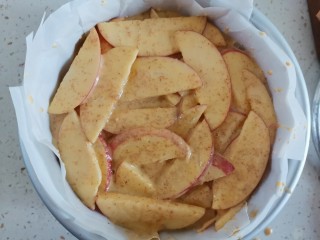 全麦苹果千层蛋糕（低卡减脂）,再把苹果铺入铺好油纸的6寸圆形模具里，面糊也倒进去