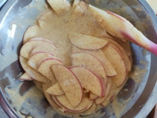 全麦苹果千层蛋糕（低卡减脂）,翻拌均匀，使苹果粘上面糊