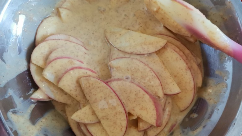 全麦苹果千层蛋糕（低卡减脂）,翻拌均匀，使苹果粘上面糊