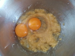 无油无糖全麦香蕉松饼（低卡减脂）,香蕉压成泥，加入2个鸡蛋，搅拌均匀