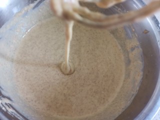 无油无糖全麦香蕉松饼（低卡减脂）,搅拌均匀至无干粉颗粒，顺滑的面糊