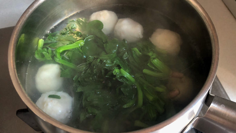 菠菜鱼丸汤,将菠菜粉丝如果再次煮沸。