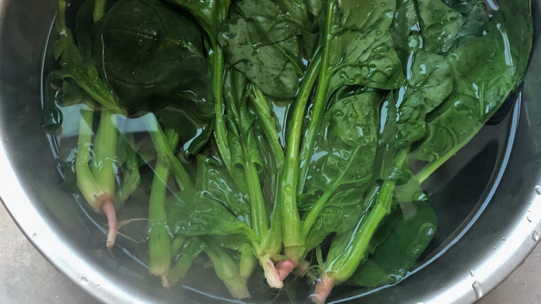 菠菜鱼丸汤,开水冲烫。春天的菠菜很嫩，烫一下即可去除多余的草酸。