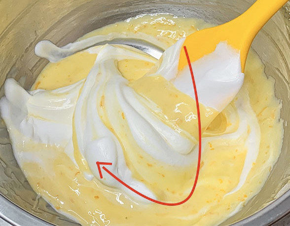 橙子蛋糕,蛋黄糊-蛋白混合：2⃣️以J字形手法混拌，刮刀总是与盆底接触后向上翻，同时，手不停转动盆子，使其更快速的拌匀。
