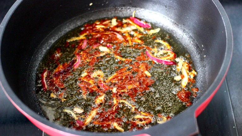 酱香蒜苔青口小炒,小火慢慢把豆瓣酱煸炒出香味。
